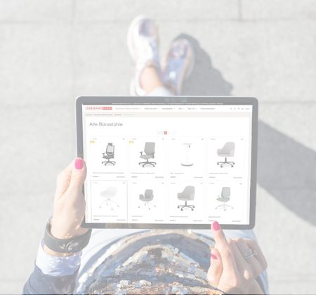 Frau hält Tablet mit Onlineshop für Bürostühle von Assmann Home
