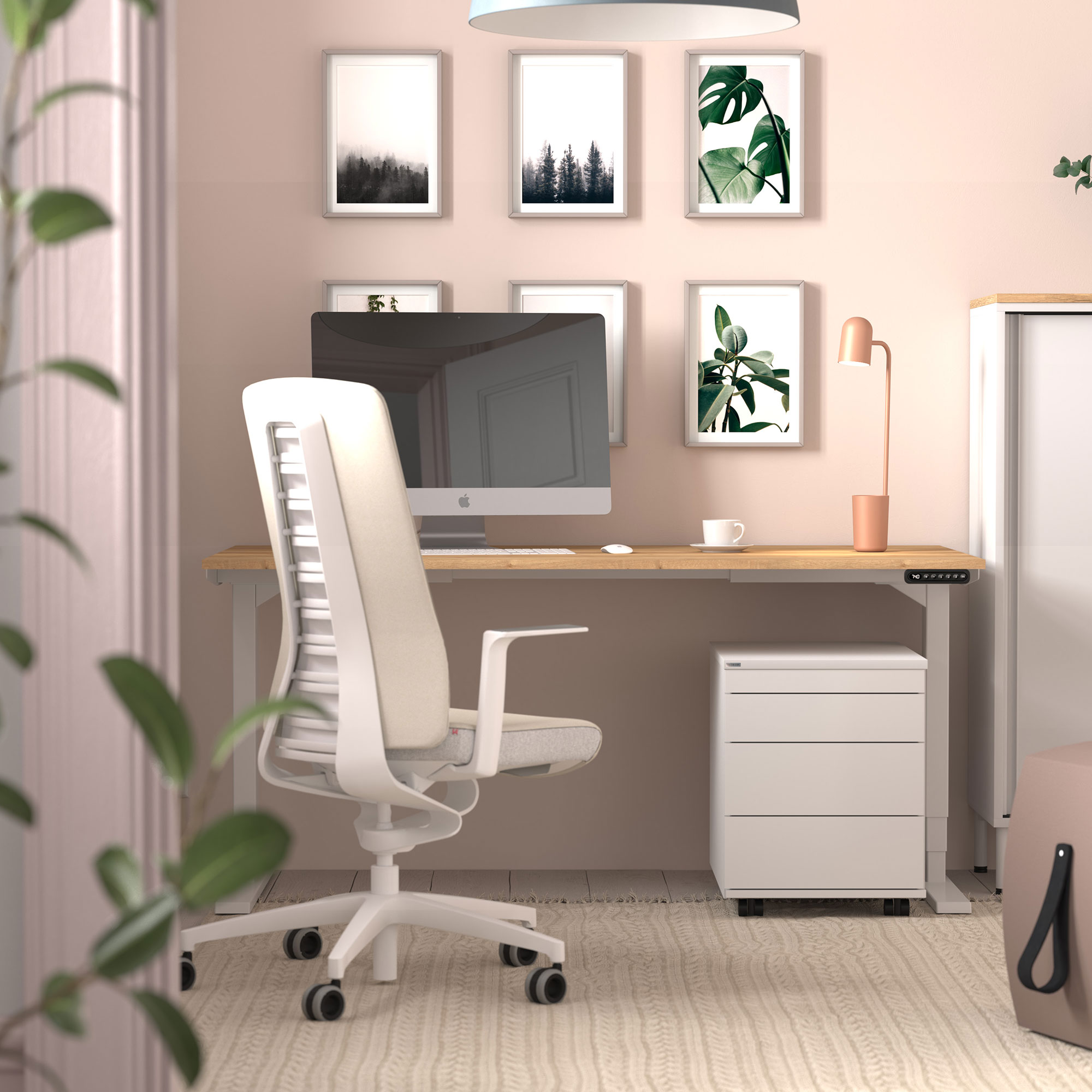 Ein moderner Schreibtisch mit einem Computer, einem ergonomischen Stuhl, einem weißen Aktenschrank und dekorativen Bildern an der Wand.