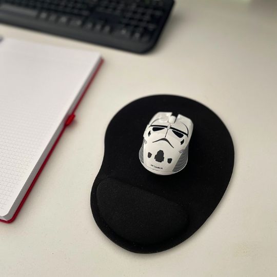 Stormtrooper-Maus auf ergonomischem Mauspad neben Notizbuch und Tastatur