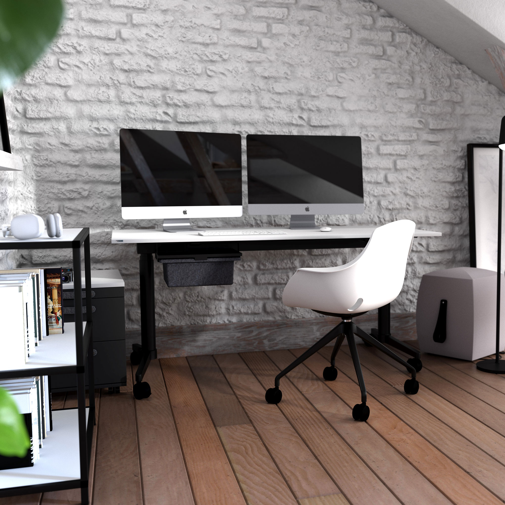 Homeoffice-Arbeitsplatz mit weißem Schreibtisch, zwei Monitoren und weißem Drehstuhl.