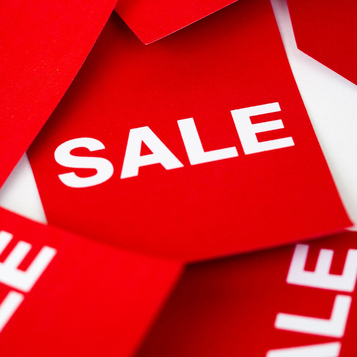 Rotes SALE-Schild mit weißem Schriftzug als Blickfang