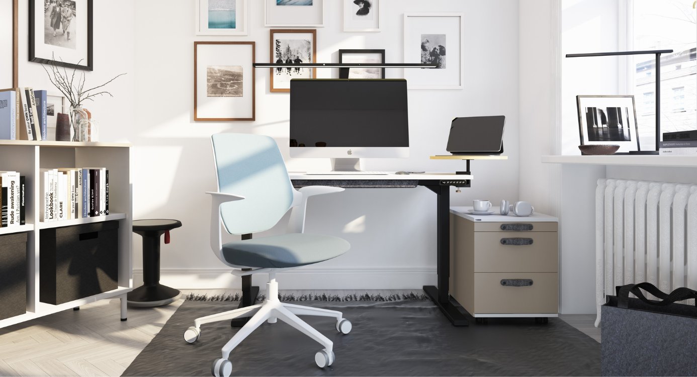 Stilvoller Arbeitsplatz mit hellblauem Bürostuhl, schwarzem Schreibtisch, Mac-Computer und Bücherregal.