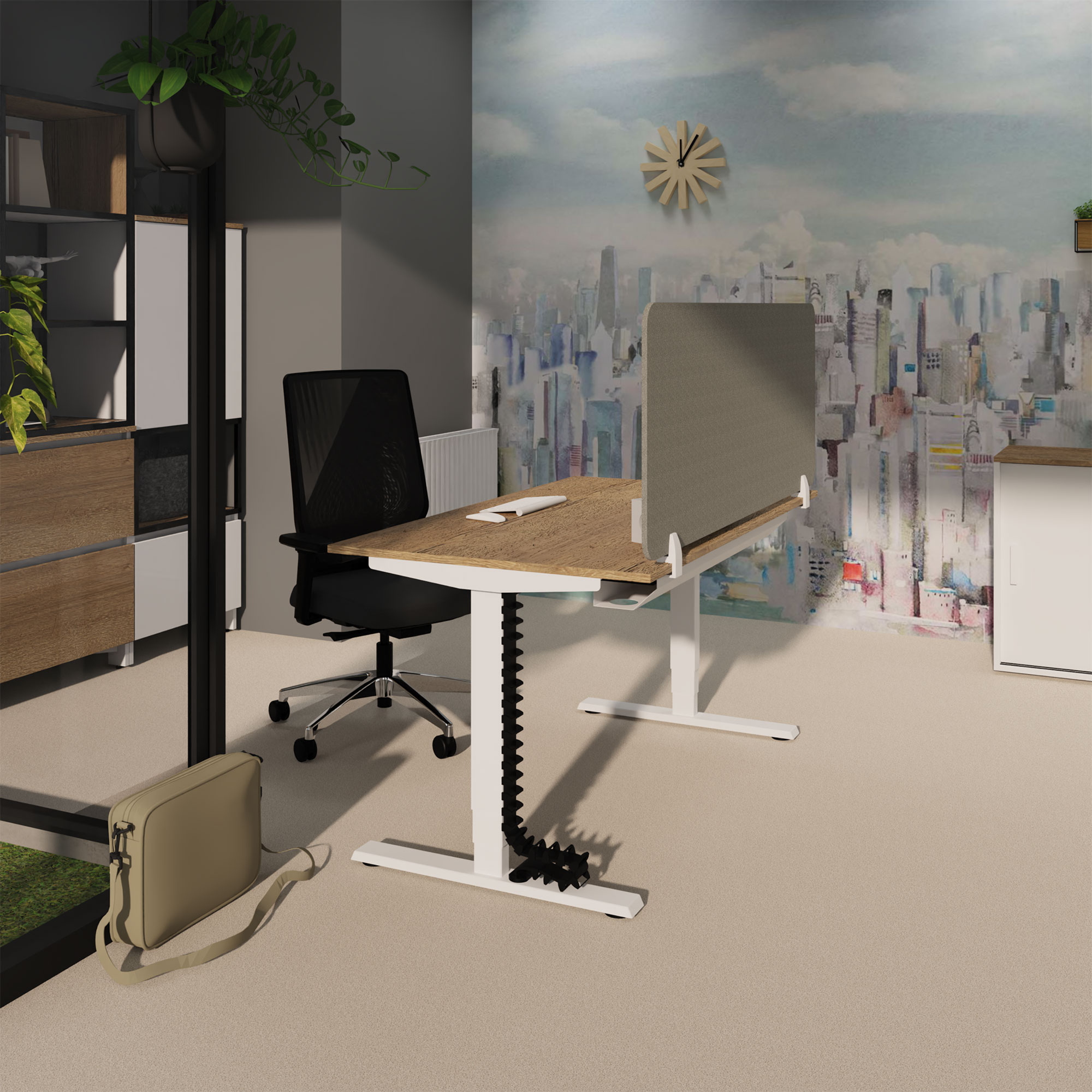Modernes Büro mit höhenverstellbarem Doppelarbeitsplatz aus Holz, weißem Gestell und Trennwand vor farbiger Skyline-Tapete