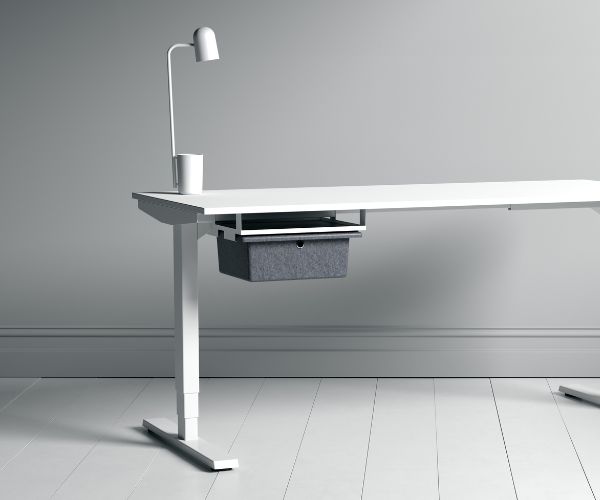 Höhenverstellbarer Schreibtisch mit montiertem Filzunterbaukasten und weißem Gestell.