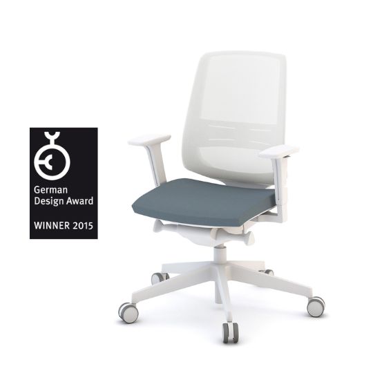 Design-Bürostuhl mit weißem Gestell, grauer Sitzfläche und German Design Award 2015 Auszeichnung.