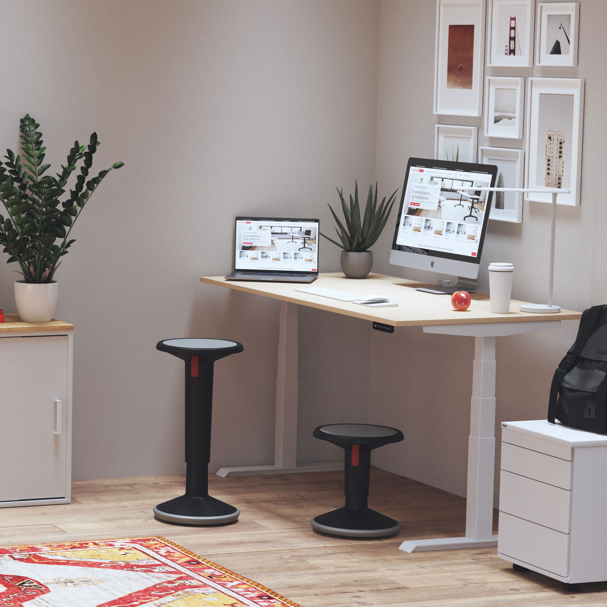 Home-Office-Arbeitsplatz mit höhenverstellbarem Schreibtisch, zwei Monitoren und schwarzen Hockern.