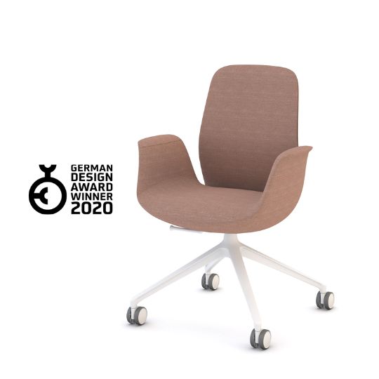 Ein brauner Bürostuhl mit weißem Fußgestell und Rollen, ausgezeichnet mit dem German Design Award 2020.