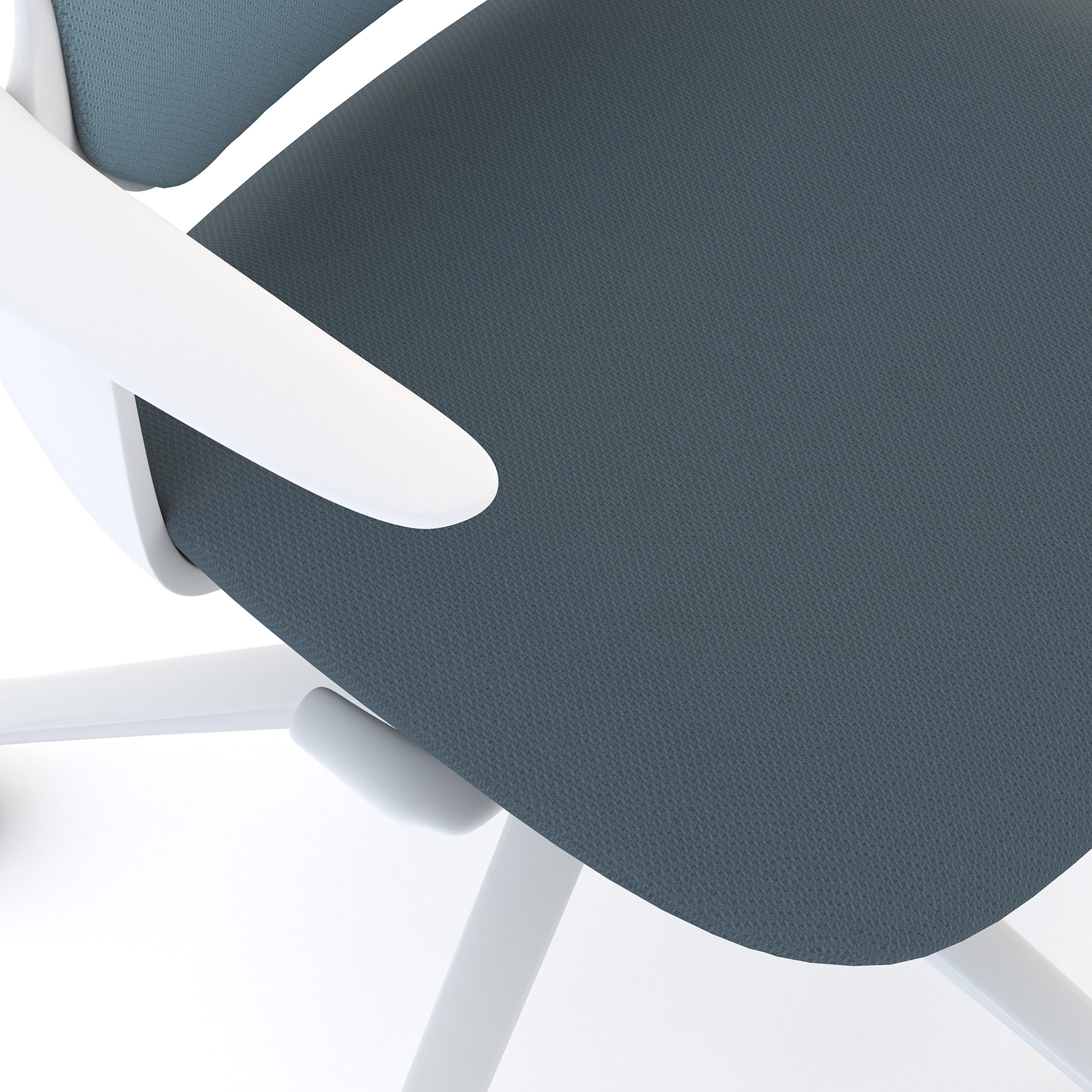 Detailansicht eines ergonomischen Bürostuhls mit weißer Armlehne und blau gepolsterter Sitzfläche