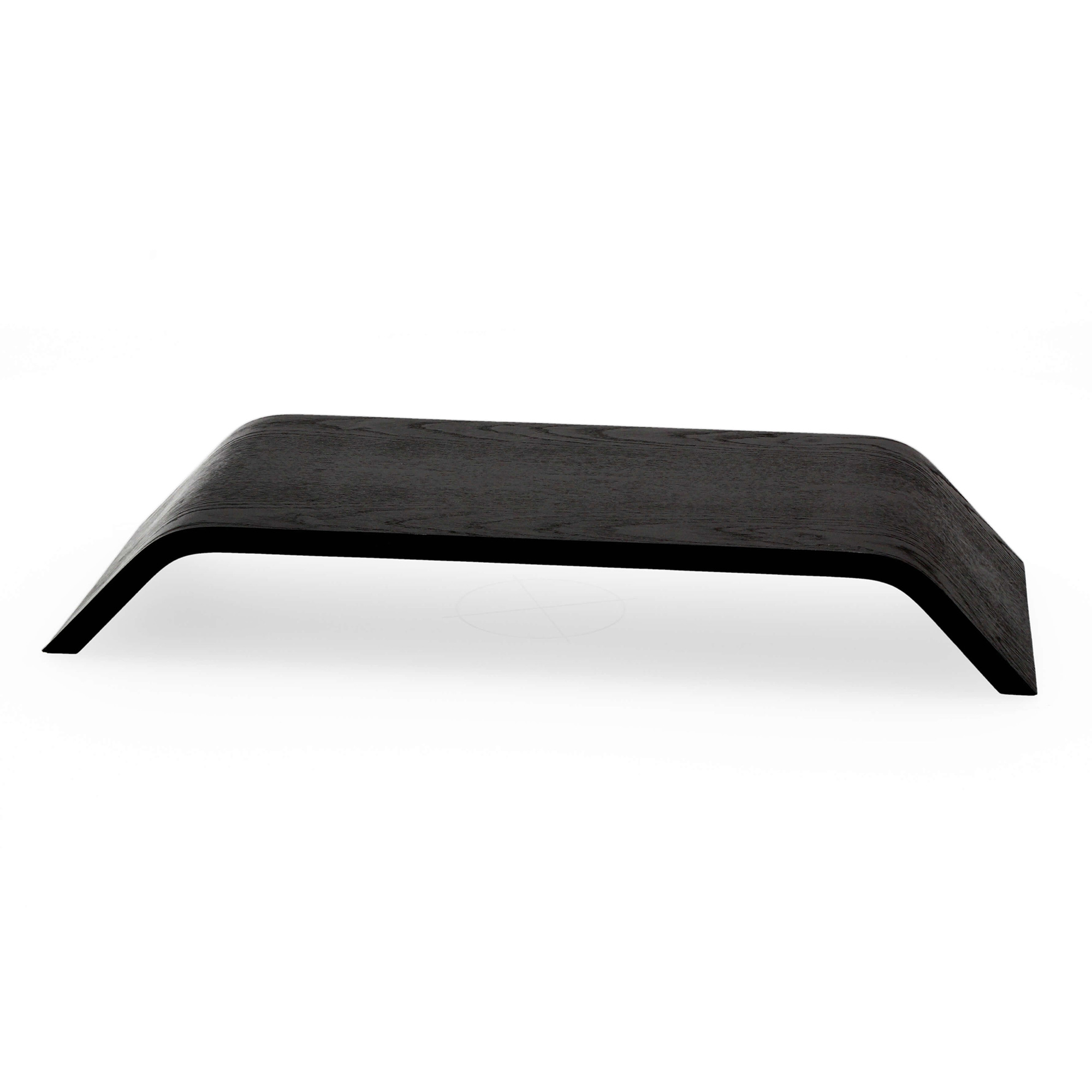 Monitor Ständer Ein schwarzer, geschwungener Couchtisch aus Holz.