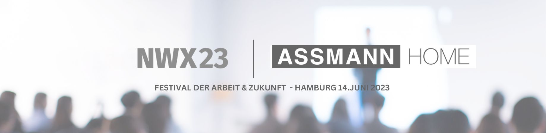 Banner mit unscharfem Publikum, Logos von NWX23 und ASSMANN HOME und Text zum Festival der Arbeit und Zukunft