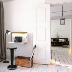 Platzsparendes Homeoffice Kompakter Arbeitsplatz mit Wandklapptisch, Stehlampe und Holzkiste im skandinavischen Stil