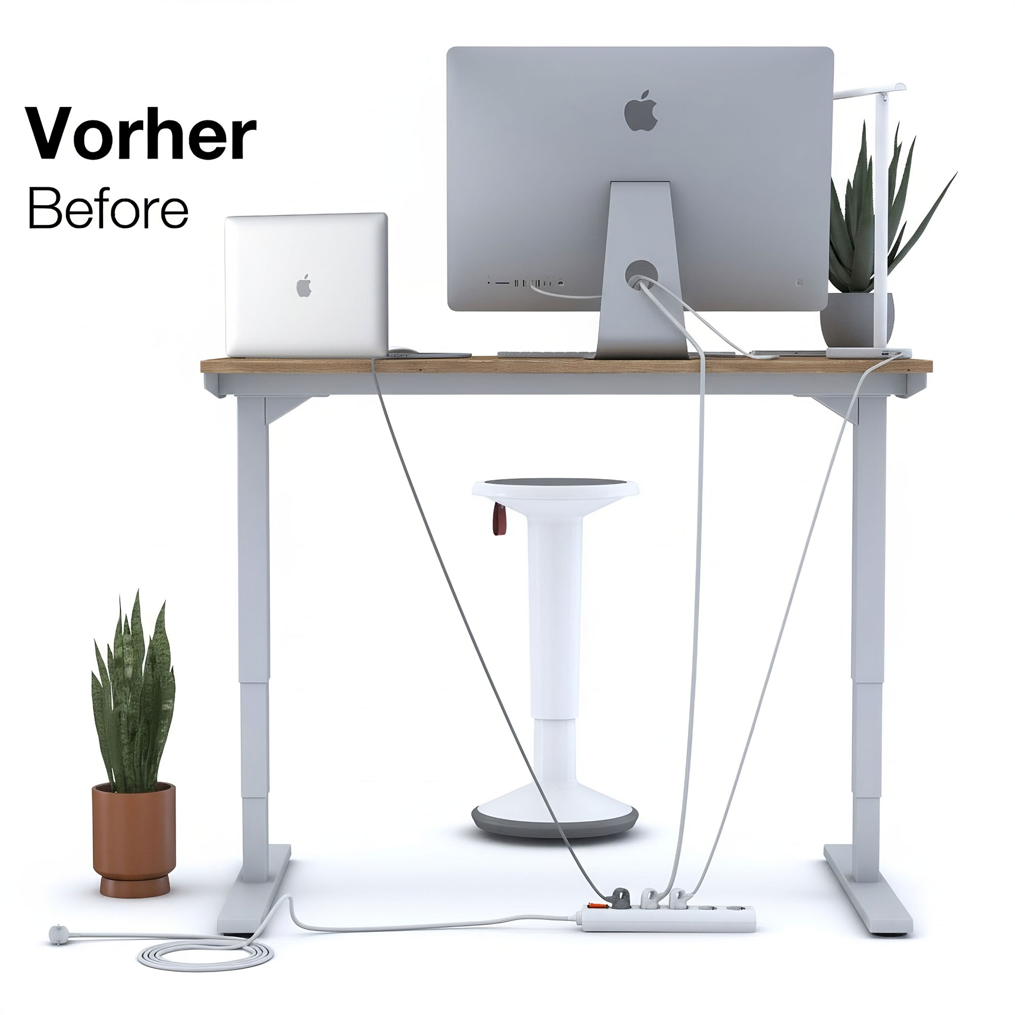 Ein moderner Schreibtisch mit einem Desktop-Computer, einem Laptop, zwei Topfpflanzen und sichtbarem Kabelgewirr, das an eine Steckdosenleiste auf dem Boden angeschlossen ist. In der oberen linken Ecke steht "Vorher".