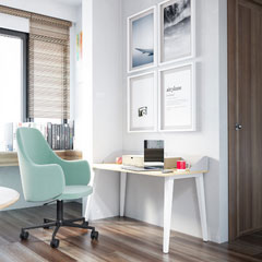 Farbwelt COOL Home-Office mit grünem Drehstuhl, weißem Schreibtisch und dekorativen Wandbildern.