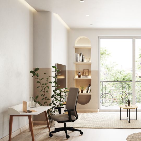 Heller Arbeitsplatz mit ergonomischem Stuhl, kompaktem Schreibtisch und Bücherregal vor Fenster