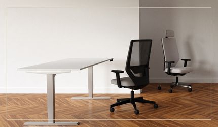 Ein moderner Schreibtisch und zwei Bürostühle in einem minimalistischen Raum.