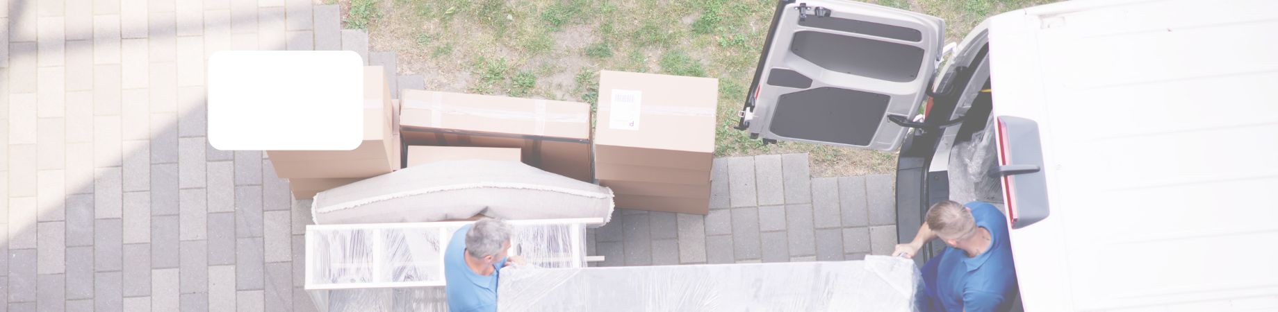 Lieferung von verpacktem Sofa und Kartons aus Transporter auf gepflasterter Einfahrt