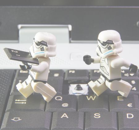 Zwei Lego-Stormtrooper laufen über eine Computertastatur