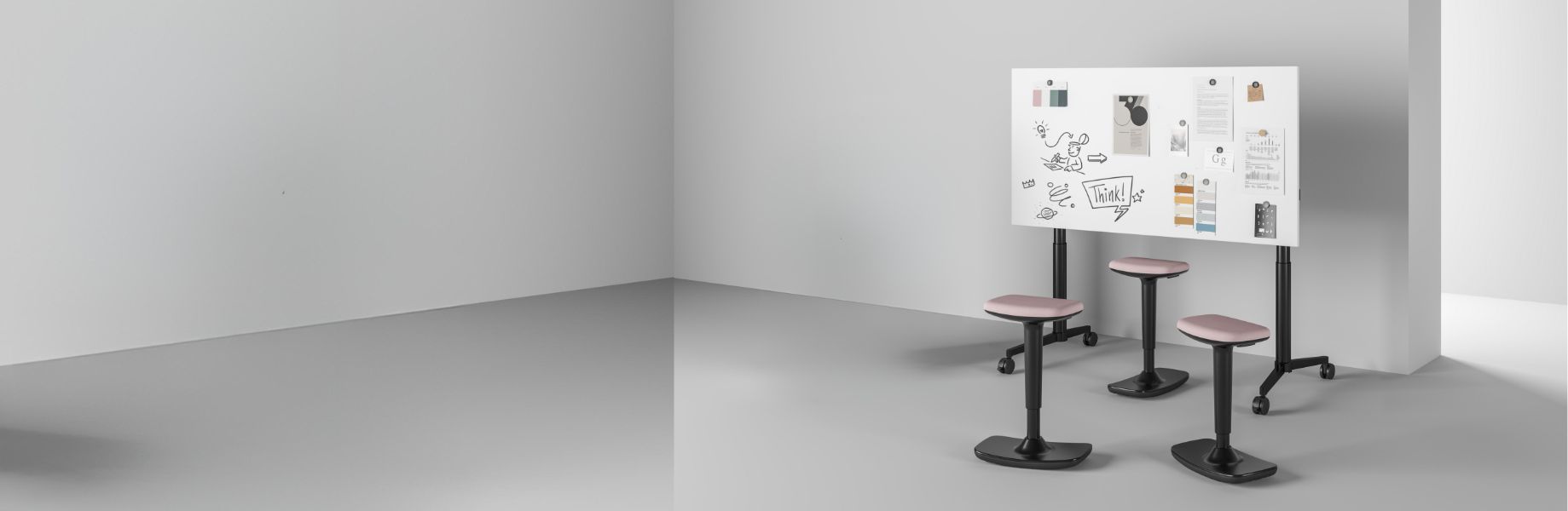 Kreativer Arbeitsbereich mit Whiteboard auf Rollen und drei ergonomischen Stehhockern