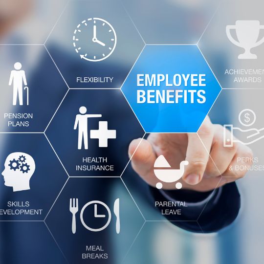 Visualisierung von Mitarbeiterbenefits wie Flexibilität, Gesundheitsversicherung und Elternzeit.