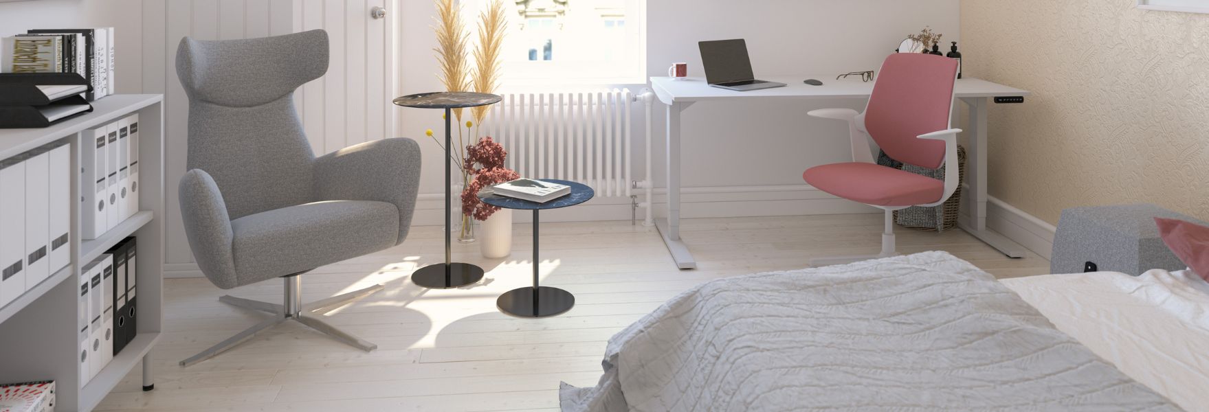 Helles Homeoffice mit grauem Sessel, höhenverstellbarem Schreibtisch und rosa Bürostuhl