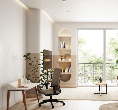 Heller Wohnraum mit Schreibtisch, ergonomischem Bürostuhl und großen Fenstern.