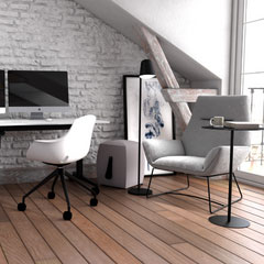 Farbwelt SMOKY Moderne Büroeinrichtung in einem Dachraum mit zwei Stühlen, einem Tisch, einem Computer und einer Lampe.