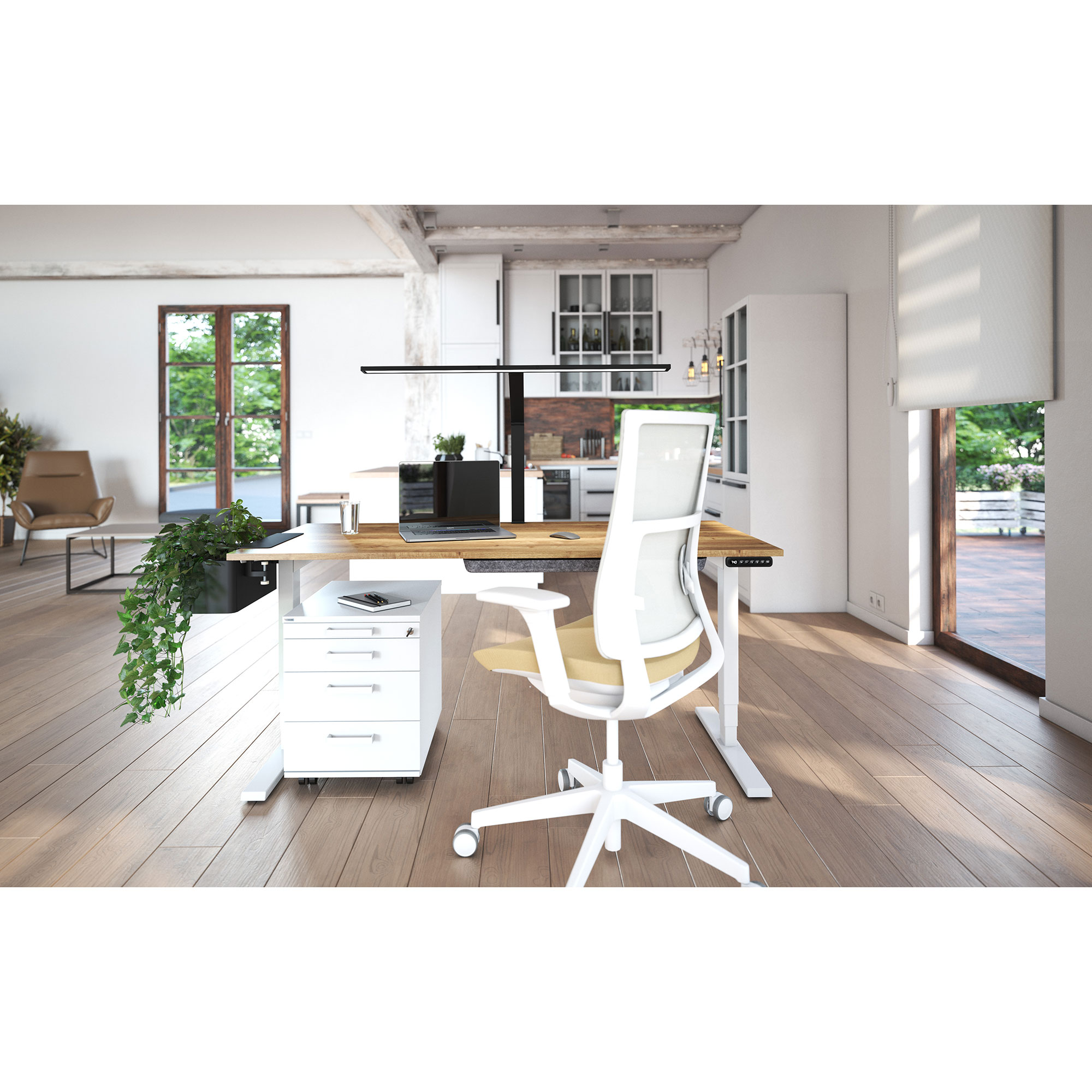 Helles Homeoffice mit höhenverstellbarem Schreibtisch, weißem Stuhl und Rollcontainer.