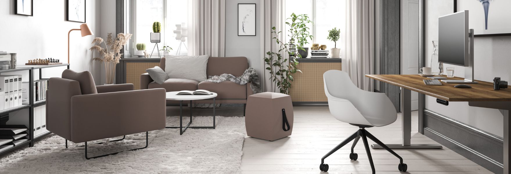 Modernes Wohnzimmer-Büro mit höhenverstellbarem Schreibtisch, Sofa, Sessel und Monitor.