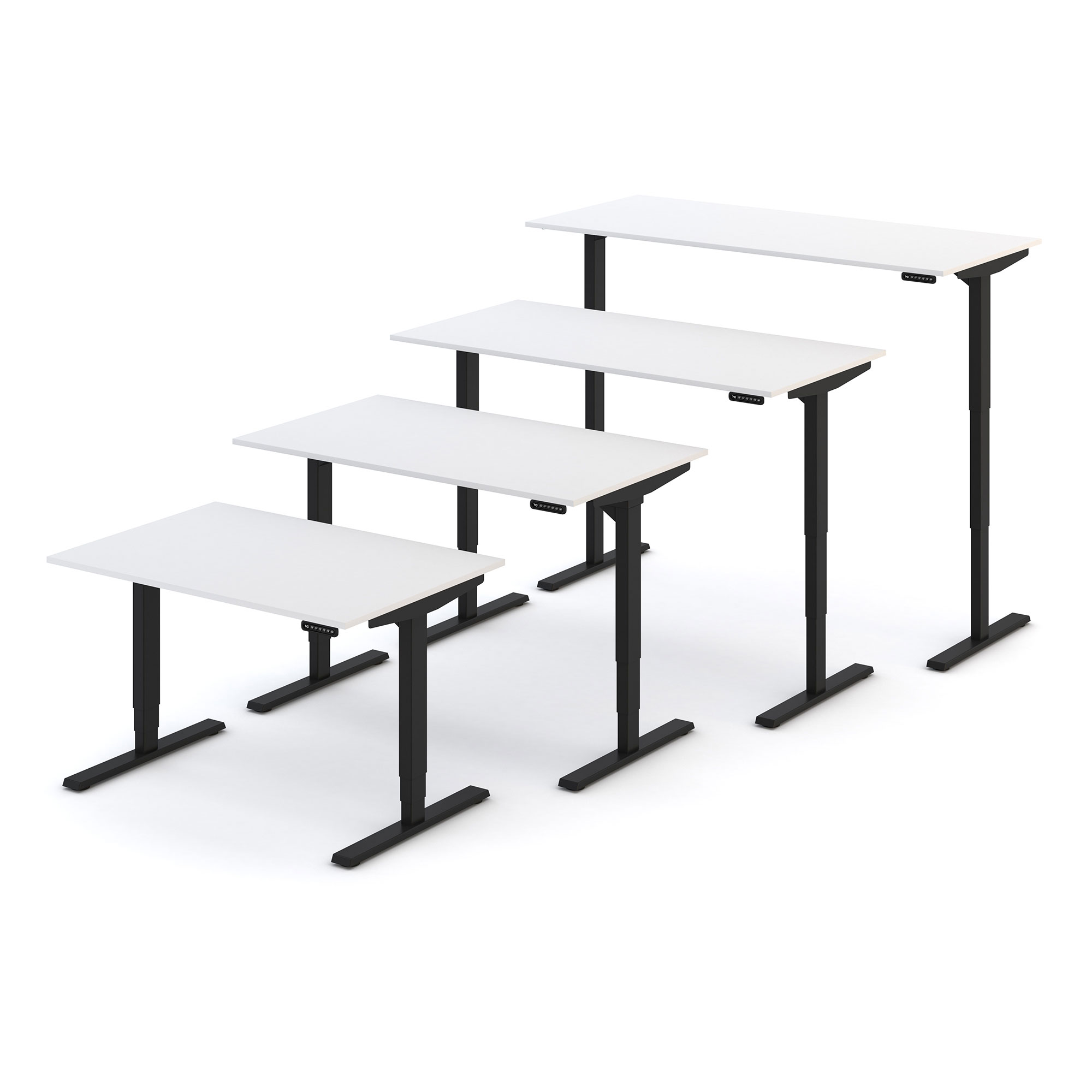 Vier höhenverstellbare Schreibtische in unterschiedlichen Höhen mit weißen Tischplatten und schwarzen Gestellen.