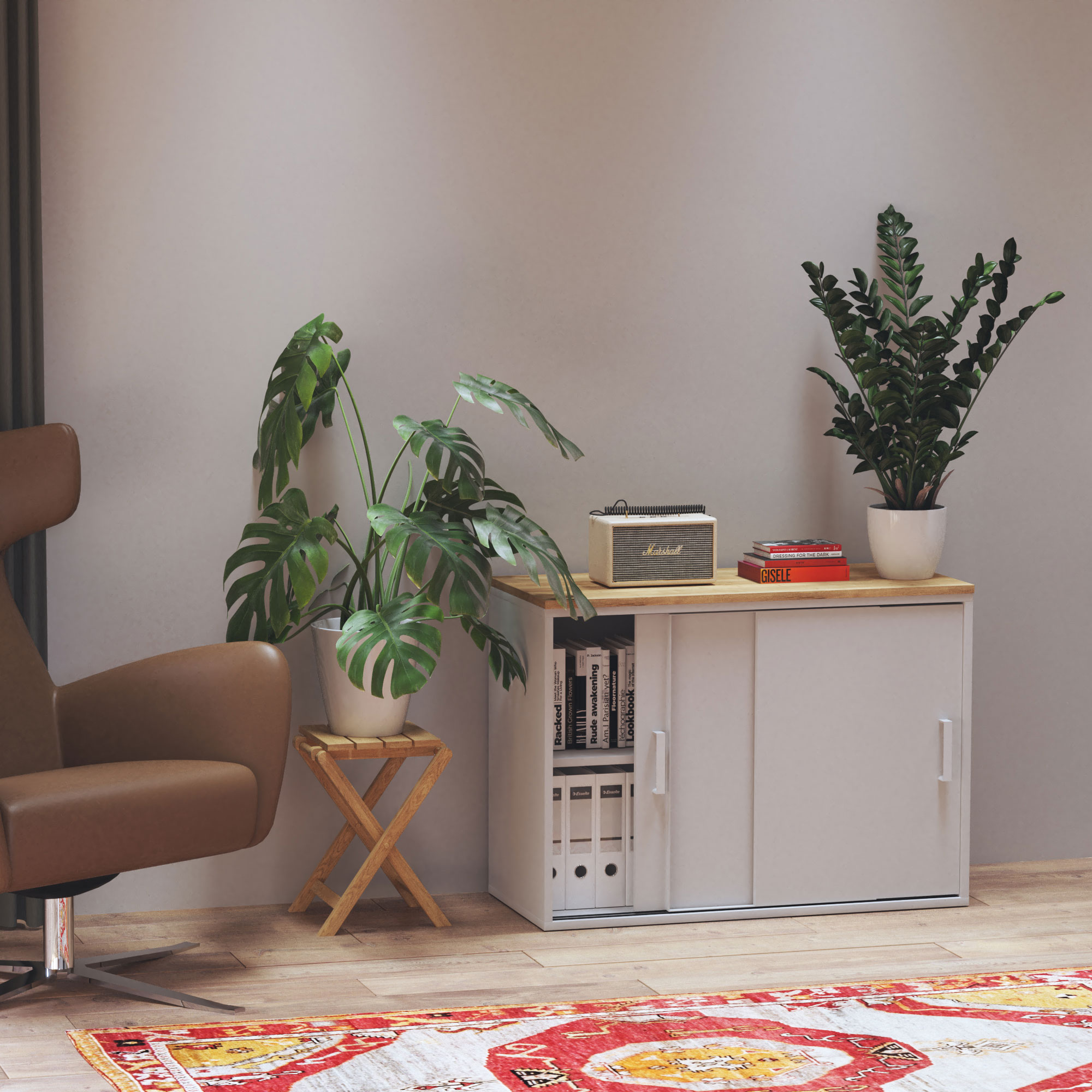 Sideboard mit Holzplatte, Pflanzen, Büchern und Lautsprecher in Wohnumgebung