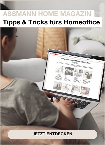 Eine Person sitzt mit einem Laptop und liest das ASSMANN HOME Magazin über Tipps und Tricks fürs Homeoffice.