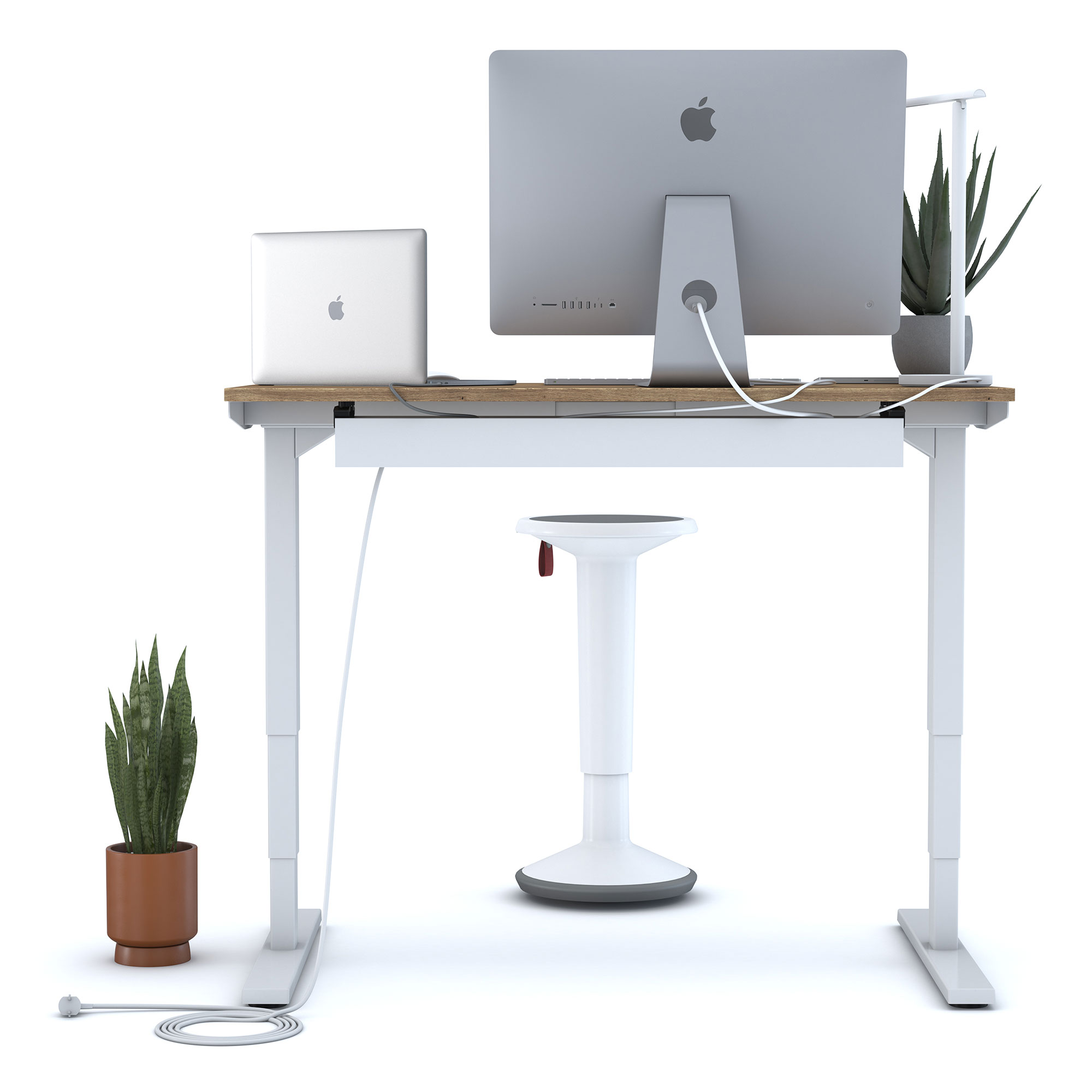 Modernes höhenverstellbares Schreibtisch-Setup mit iMac, MacBook, Pflanzen und weißem Stehhocker.