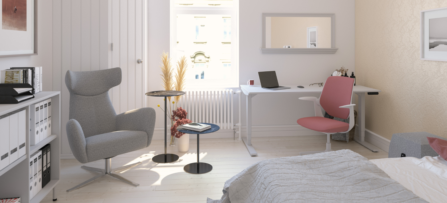 Ein modernes Arbeitszimmer mit einem grauen Sessel, einem roten Schreibtischstuhl, einem weißen Schreibtisch mit Laptop, zwei Beistelltischen und Regalen voller Akten. Natürliche Lichtquellen sind durch ein Fenster sichtbar.