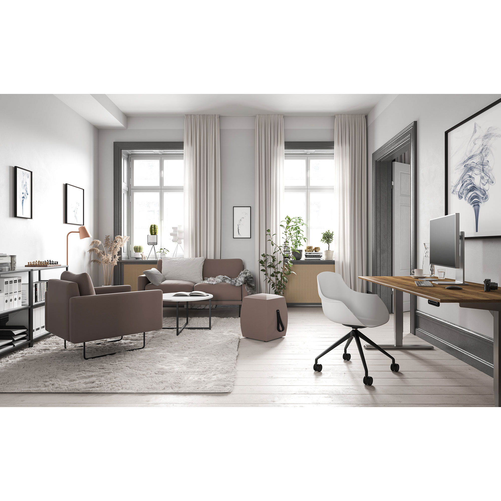 Modern eingerichtetes Home-Office mit Sofa, Teppich, Pflanzen und höhenverstellbarem Schreibtisch.