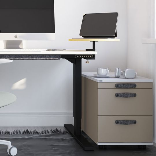 Ein Schreibtisch mit einem Monitor, einem Laptop-Ständer, einer Tasse und einem stapelbaren Beistellschrank.