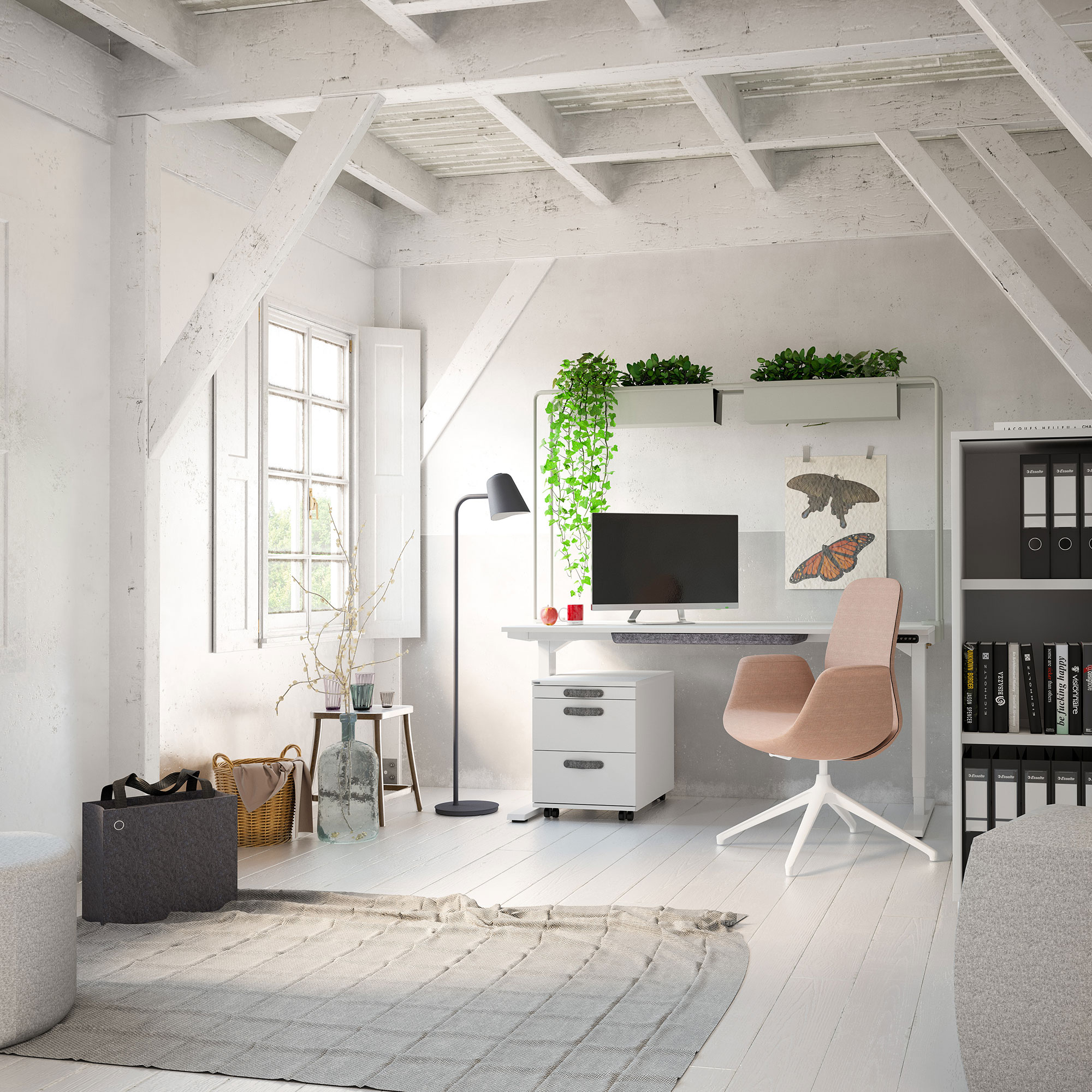 Helles Home-Office im Dachgeschoss mit Schreibtisch, Stuhl, Pflanzen und Deko-Elementen.