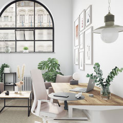 Eigenes Arbeitszimmer Modernes Homeoffice mit Holzschreibtisch, Bürostuhl und Pflanzen unter großem Bogenfenster