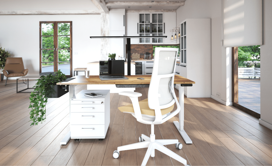 Ein modernes Arbeitszimmer mit einem Schreibtisch, einem ergonomischen Stuhl, einem Computer und einer Pflanze. Fenster bieten einen Blick ins Freie.