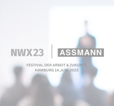 Das Bild zeigt das Logo des NWX23 Festivals der Arbeit und Zukunft in Hamburg, zusammen mit dem Namen 'ASSMANN' und dem Datum 14. Juni 2023. Im Hintergrund ist eine verschwommene Silhouette eines Sprechers zu sehen.