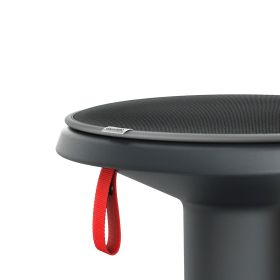 Up Sitzkissen Detailansicht eines ergonomischen Stehsitzhockers mit rotem Tragegriff und schwarzer Sitzfläche.