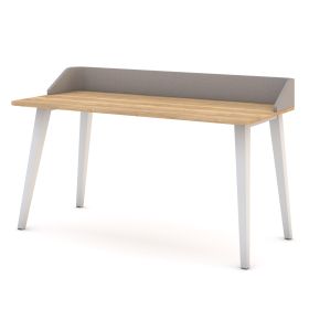 Ein moderner Schreibtisch mit einer Holzplatte und weißen Beinen, versehen mit einer grauen Rückwand.